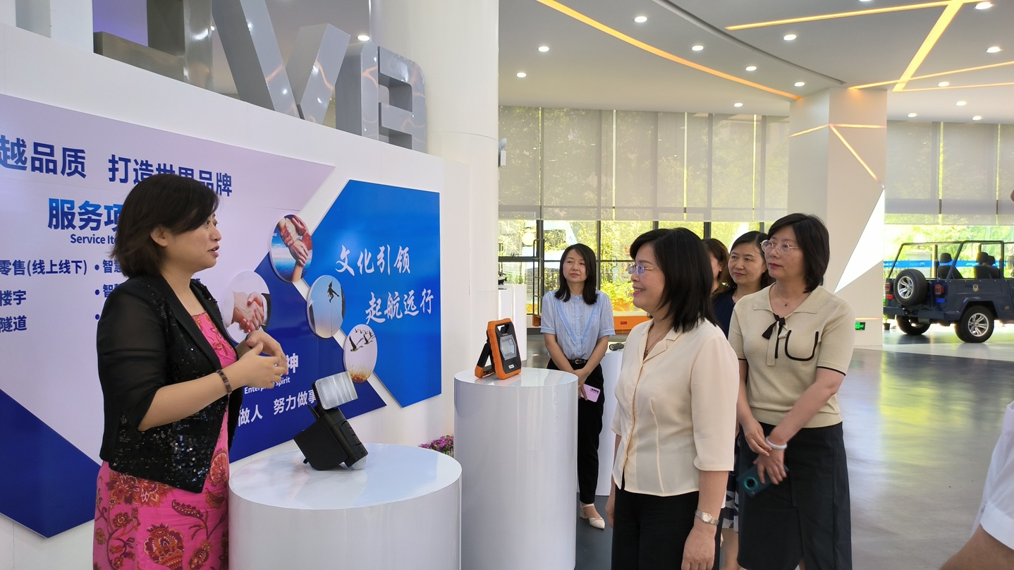 7月13日，省婦聯(lián)黨組書(shū)記、主席楊曉曼一行到全國(guó)巾幗建功先進(jìn)集體--成威科技調(diào)研3.jpg