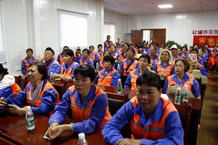 集團公司黨支部組織一線員工集中觀看《厲害了，我的國》